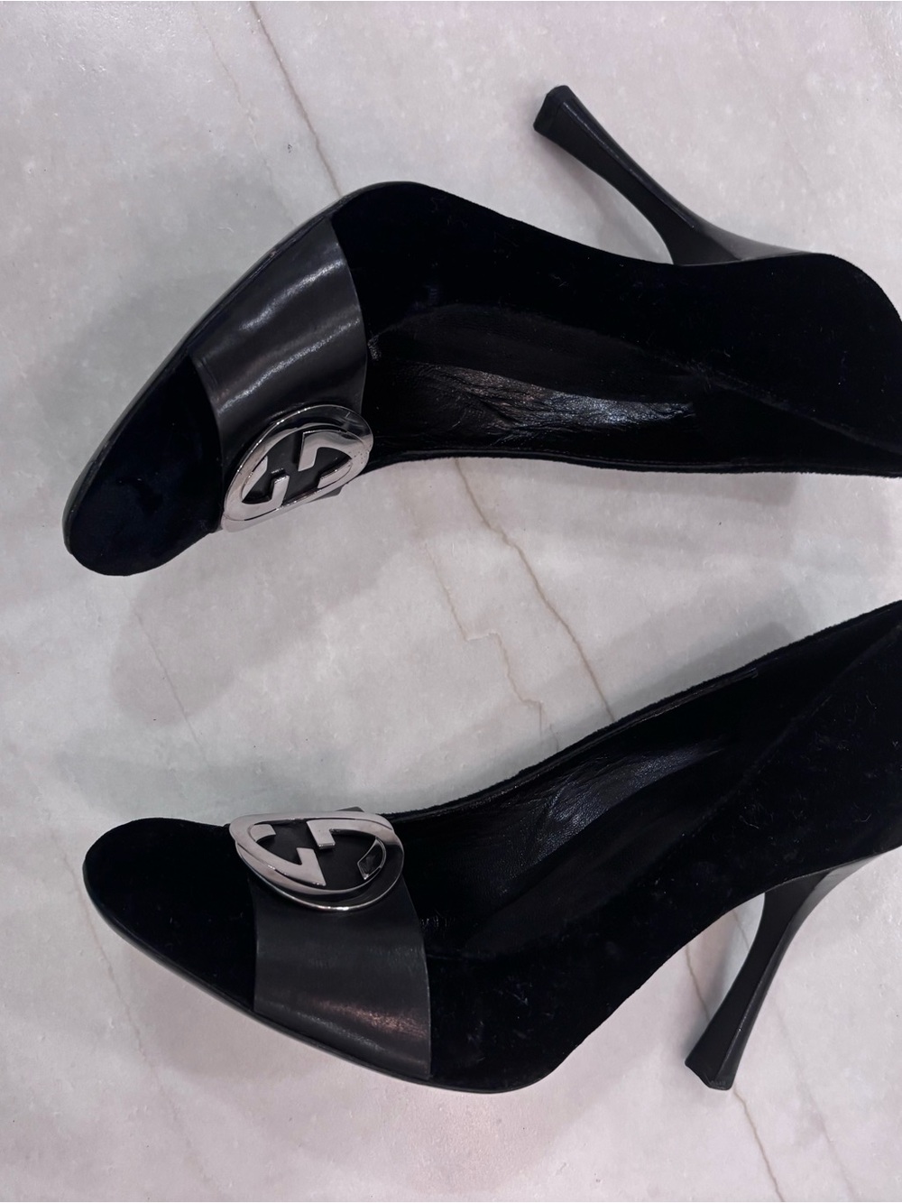 Gucci Black Velvet Punps w/Silver Interlocking G Logo w Leather Trim & Round Toe - Picture 3 of 9